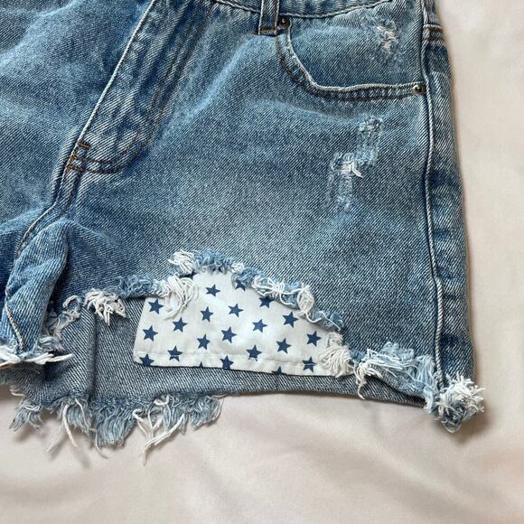 ✨Forever 21 Coca-Cola Women’s Denim Shorts Size 26 Distressed Jean Cutoffs USA - Picture 3 of 7